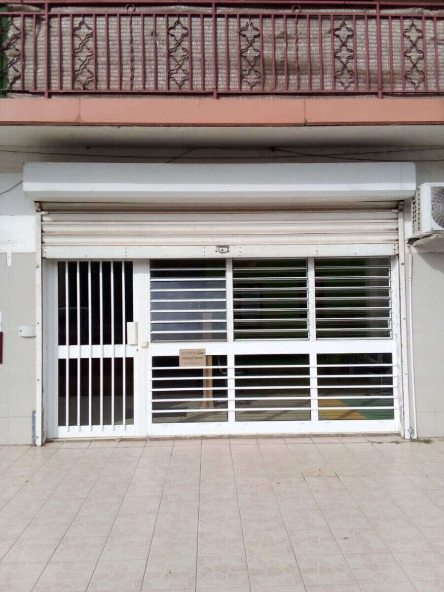 Local professionnel - 90m2 - zone attractive et fréquentée -