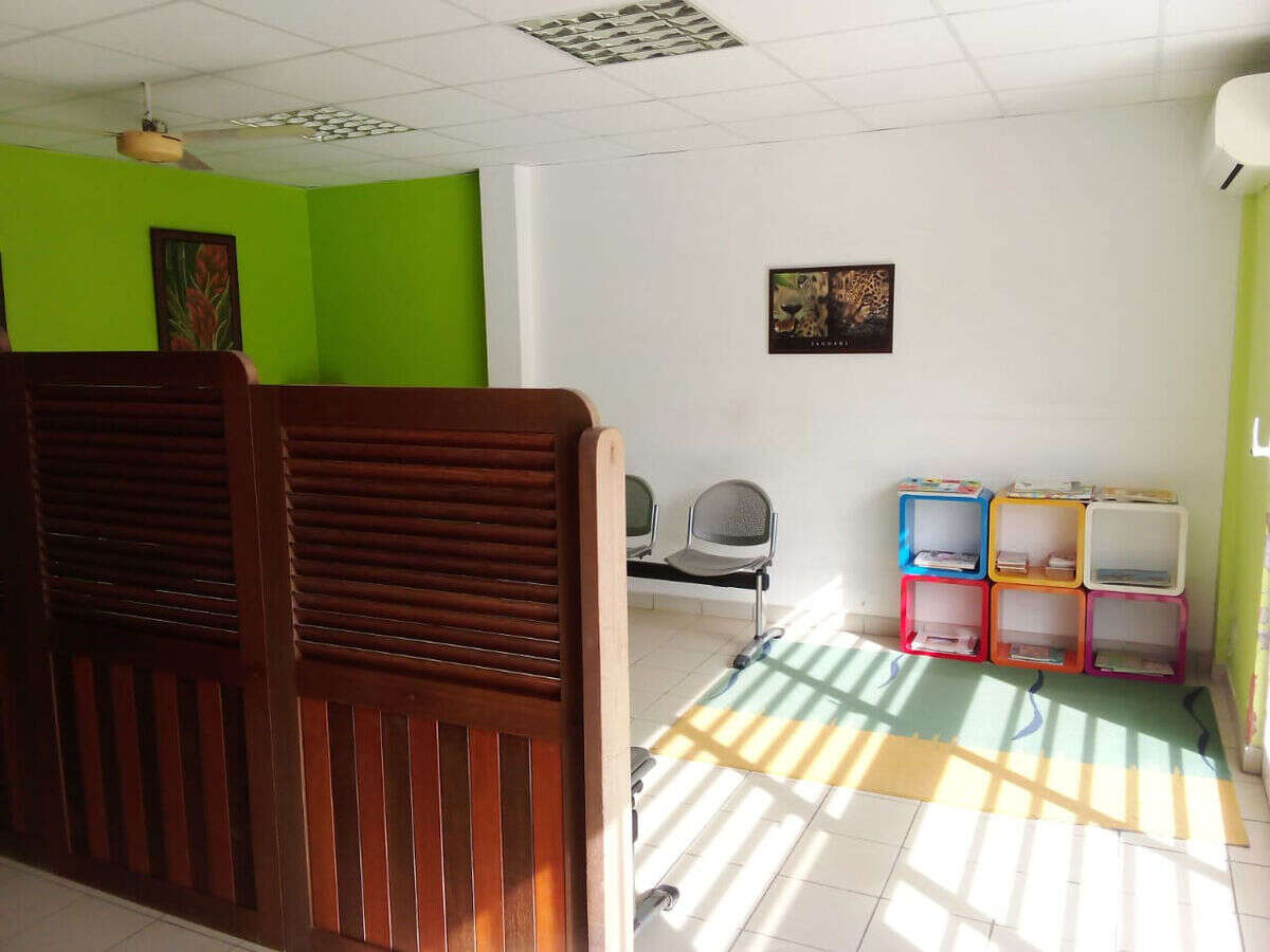 Local professionnel - 90m2 - zone attractive et fréquentée -