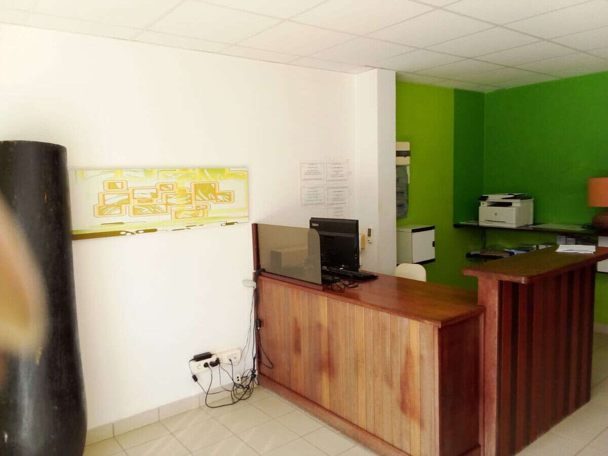 Local professionnel - 90m2 - zone attractive et fréquentée -