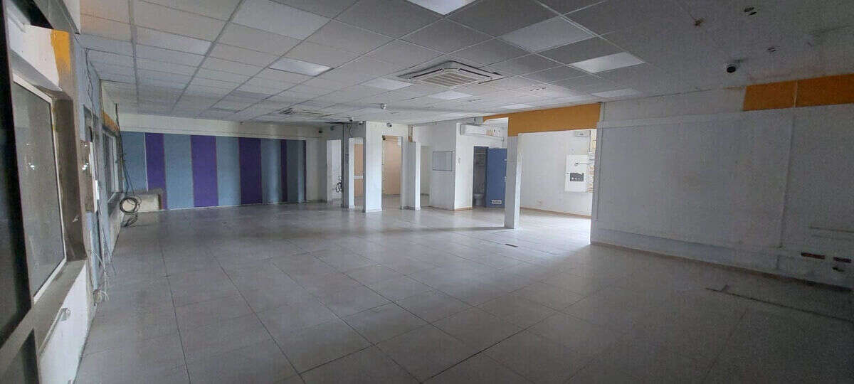 Local spacieux et lumineux avec vitrine dans une zone
