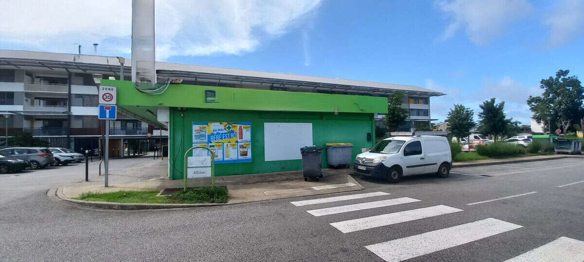 Local spacieux et lumineux avec vitrine dans une zone
