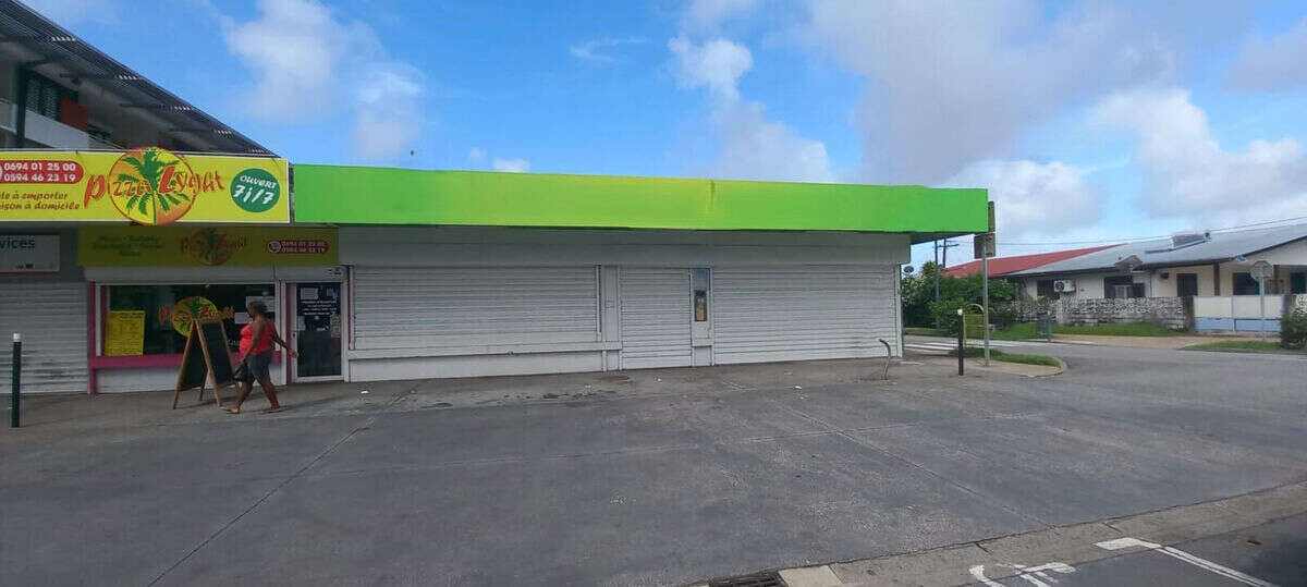 Local spacieux et lumineux avec vitrine dans une zone