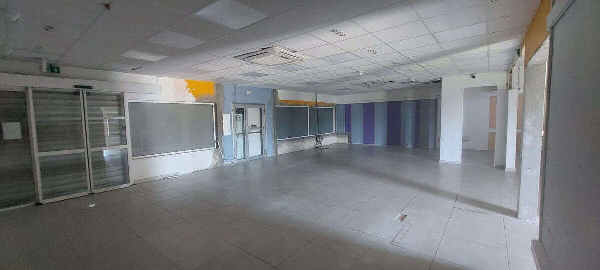 Local spacieux et lumineux avec vitrine dans une zone