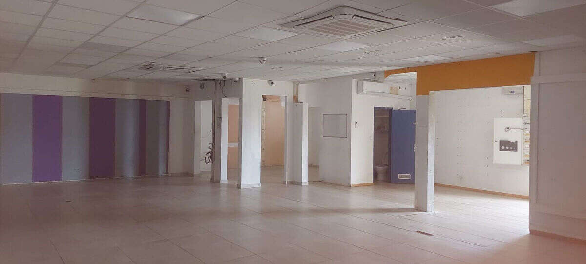 Local spacieux et lumineux avec vitrine dans une zone