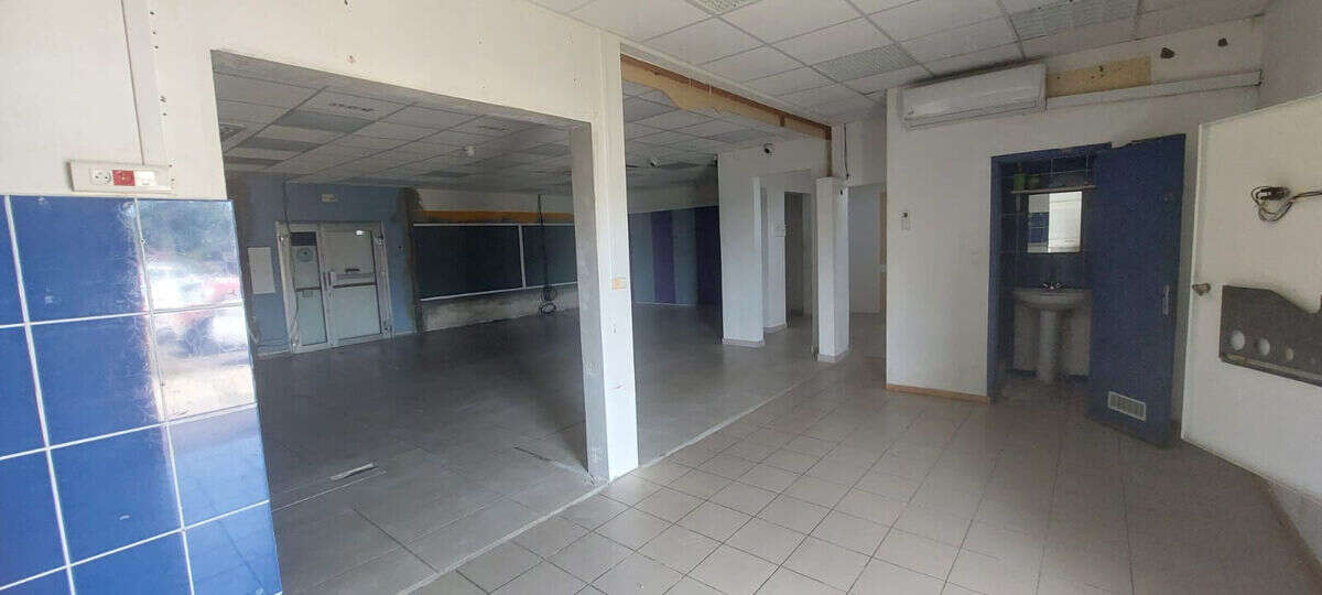 Local spacieux et lumineux avec vitrine dans une zone