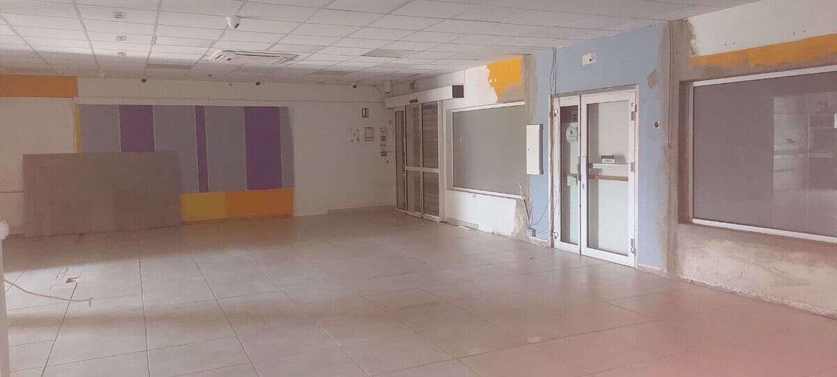 Local spacieux et lumineux avec vitrine dans une zone