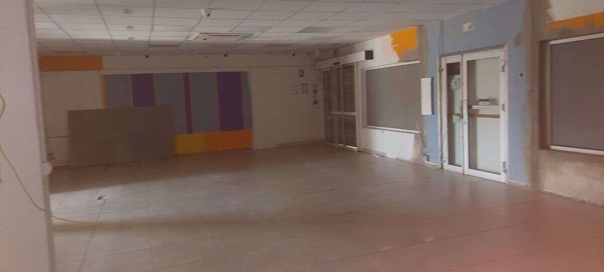 Local spacieux et lumineux avec vitrine dans une zone