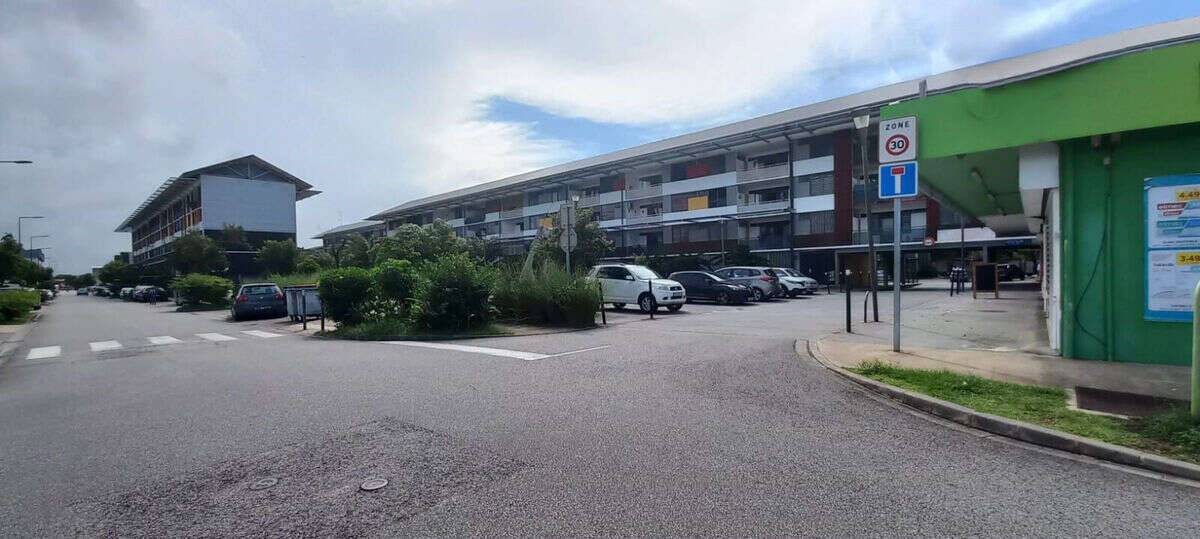 Local spacieux et lumineux avec vitrine dans une zone